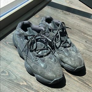 Yeezy 500 utility blacks 9.5